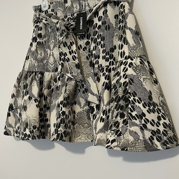 Express Black And White Animal Print Mini Skort, Size 2 - Picture 3 of 10
